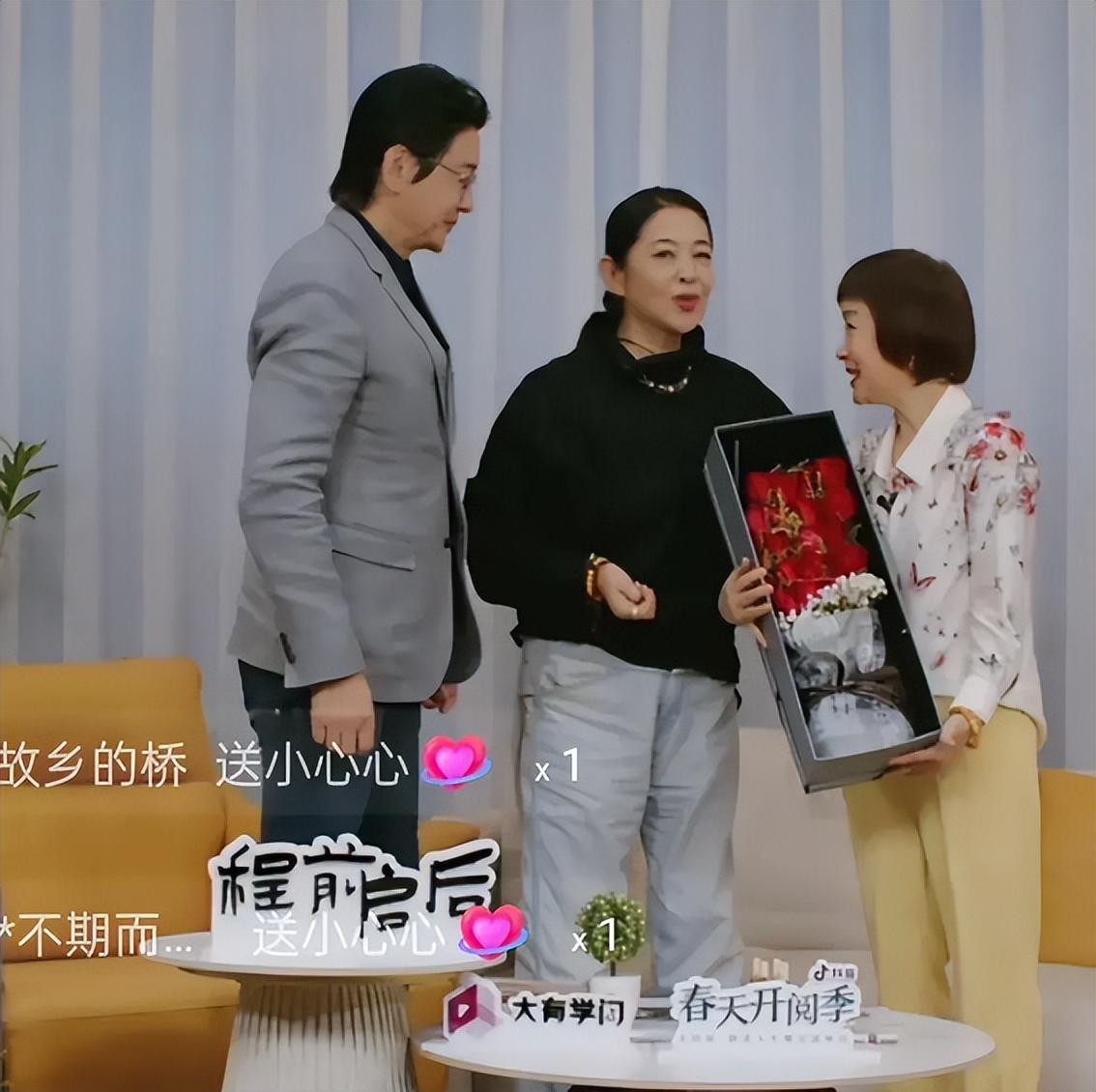 前央視名嘴程前復(fù)出 與倪萍同框