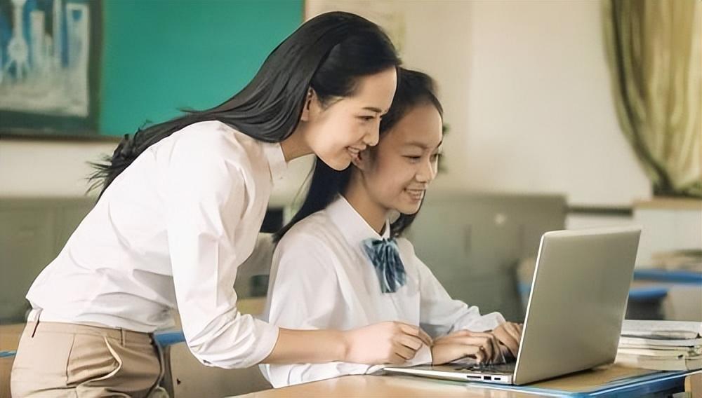 女子輔導(dǎo)兒子作業(yè)情緒崩潰踹斷腳趾