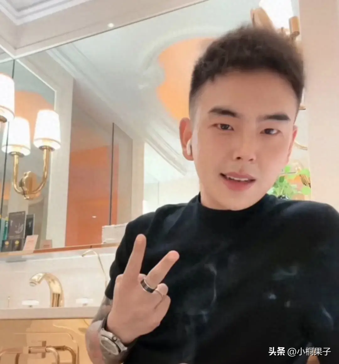 爸爸穿得太顯眼竟把女兒氣哭
