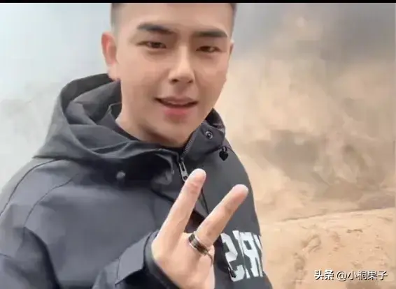爸爸穿得太顯眼竟把女兒氣哭